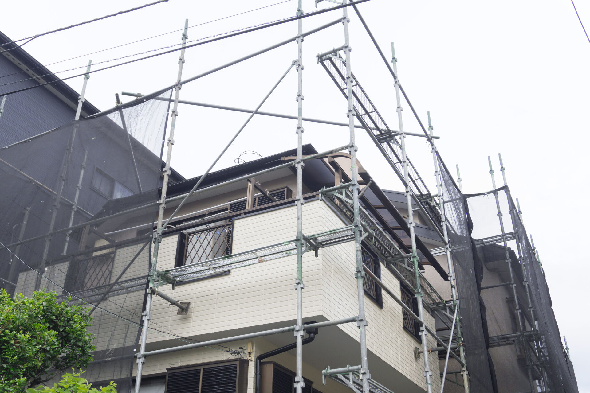 足場とシートの設置