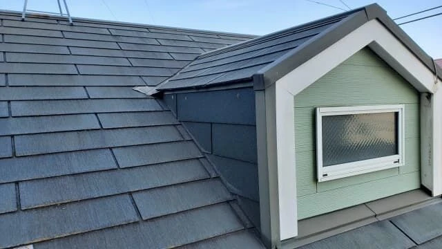 周辺の住宅や景観、環境に合わない色で行った