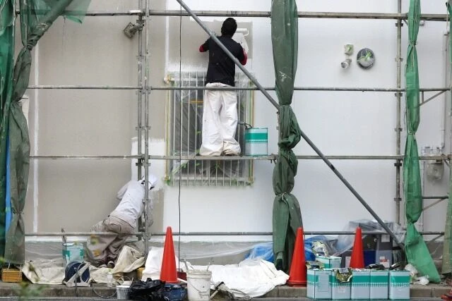 外壁塗装の剥がれが発生する原因は？