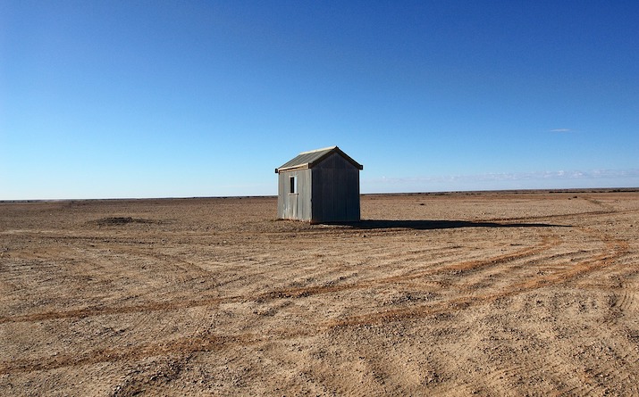 砂漠に建つ小屋